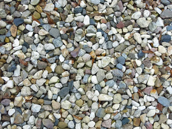 由不同颜色的石头制成的砾石的野蛮质地 — 图库照片