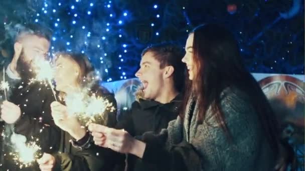 新年のお祝いの人々 線香花火 — ストック動画