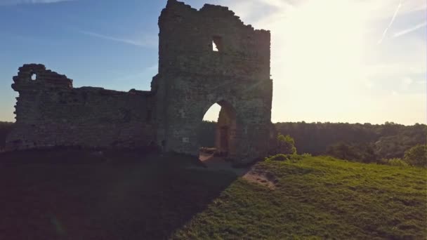 Antigas ruínas do castelo construídas no século XII, Kremenets, região de Ternopil, Ucrânia - vista aérea — Vídeo de Stock