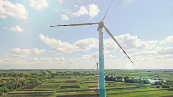 Molino de viento, paisaje de campo con cielo azul nublado - vista aérea — Vídeos de Stock