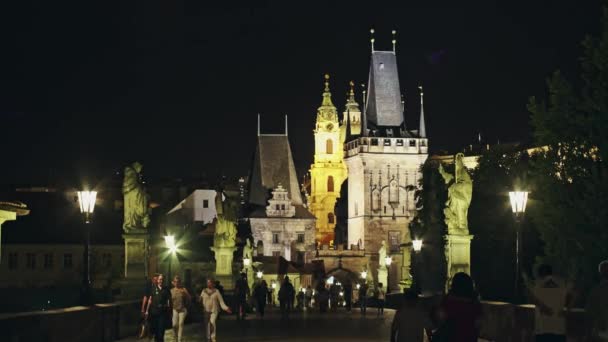 Prag, Tschechische Republik - 26. Juli 2017: Nachtansicht des Altstadtturms auf der Karlsbrücke bei Nacht in Prag, Tschechische Republik. mala strana Brückenturm an der Karlsbrücke — Stockvideo