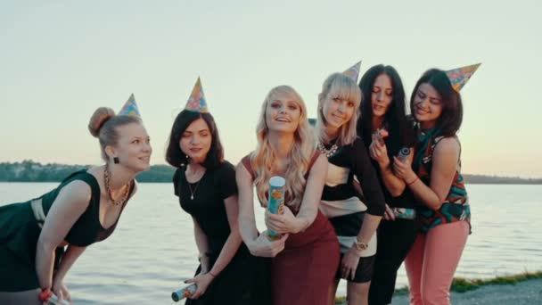 Menina feliz bêbado comemorando na praia e fogo crackers plano. Movimento lento . — Vídeo de Stock