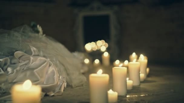 불타는 나무 배경에 어둠과 복사 공간에 악한 촛불의 그룹. — 비디오