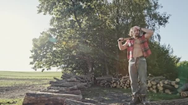 Verschwitzter Förster oder Waldarbeiter wischt sich die Stirn — Stockvideo