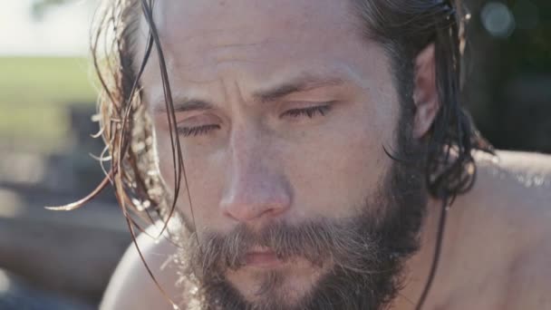 Крупним планом на обличчі бородатого чоловіка — стокове відео