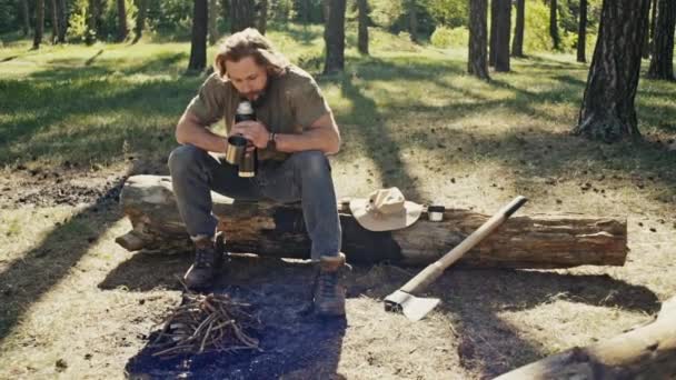 Hombre viajero tomando té en el bosque — Vídeos de Stock