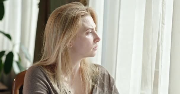 Portrait shot of a adult surprised woman with hands on her face standing in room. — Stock Video