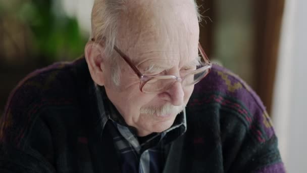 Portrait de vieil homme mûr âgé de 70 ans à la recherche triste et inquiet souffrant douleur et dépression dans la tristesse visage expression isolé à la retraite — Video