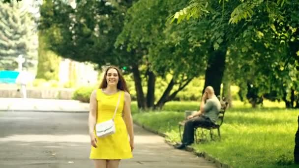 Una chica caminando por el parque. Grabación de vídeo RAW . — Vídeo de stock