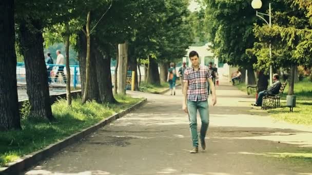 Caminando en el parque, el hombre haciendo ejercicio al aire libre en el bosque. Grabación de vídeo RAW . — Vídeo de stock