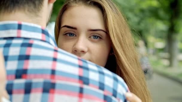 La ragazza con un test di gravidanza positivo ha incontrato il suo ragazzo nel parco. Avvicinati. Registrazione video RAW . — Video Stock