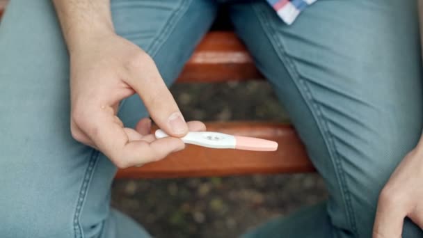 Gelukkig toekomstige vader houdt positieve zwangerschapstest. Ruwe videoverslag. — Stockvideo