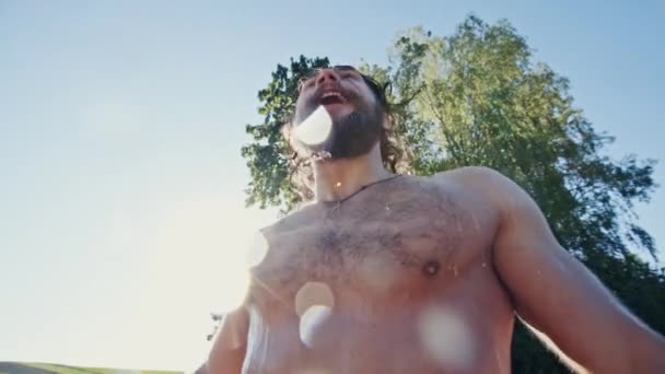 Homme Barbu Buvant Eau Versant Bouteille Été Chaud Ralenti — Video