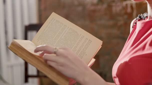 Últimos lectores, fans del libro. Grabación de vídeo RAW . — Vídeos de Stock