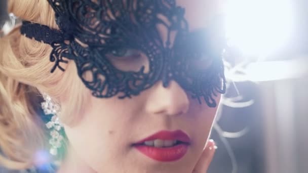 Donna sexy che indossa maschera in maschera alla festa. Registrazione video RAW . — Video Stock