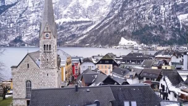 Maravilhoso céu colorido na famosa aldeia de Hallstatt e na Igreja Luterana de Hallstatt, Áustria . — Vídeo de Stock