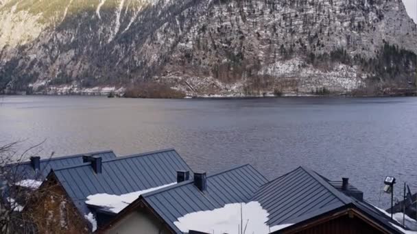 Beautiful view of traditional wooden boat house at the shores of famous Lake Hallstatt, Austria — Stock Video