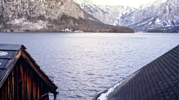 Casa de madera en la costa del lago en Hallstatt pueblo Alpes austríacos. Ubicación: resort village Hallstatt, región de Salzkammergut, Austria, Alpes. Europa — Vídeo de stock