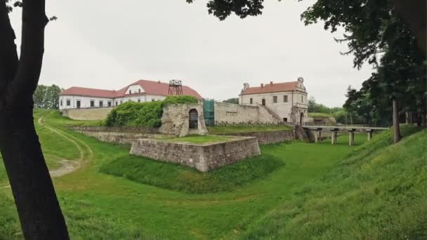 Belas paredes de pedra do castelo e edifícios — Vídeo de Stock