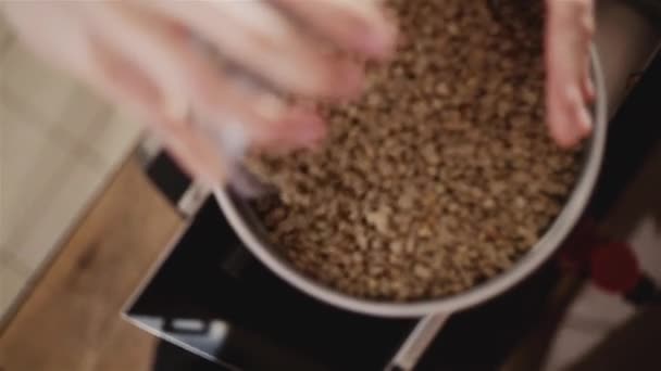 Verter granos de café en la máquina de tostado — Vídeo de stock