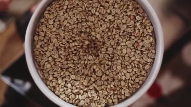 Granos de café cayendo en máquina de tostado — Vídeo de stock
