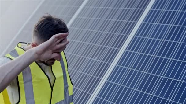 태양 전지 패널을 설치 후 피곤된 작업자 — 비디오