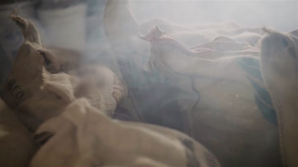 Кавові джутові мішки в димчастому сховищі — стокове відео