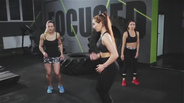 Mujeres haciendo ejercicio de rodillas altas corriendo en el gimnasio — Vídeos de Stock