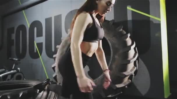 Jonge vrouw uitoefening van Bulgaarse squats bepaald — Stockvideo