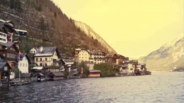 Alpine dorp aan de oever van een meer bij zonsondergang — Stockvideo