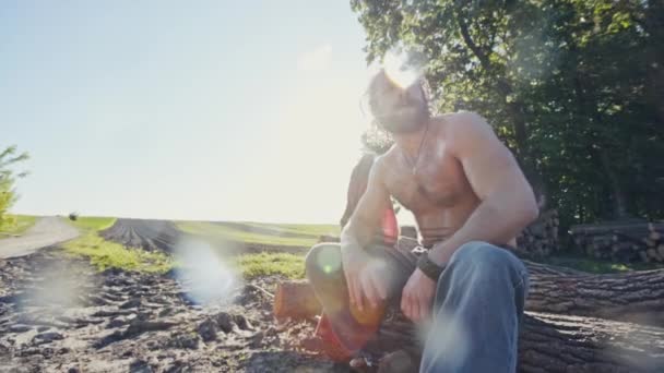 Gespierde shirtless man met natte haren — Stockvideo
