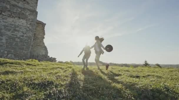 Gelukkige paar dansen en vieren in een veld — Stockvideo