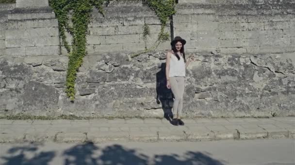 Şapka dansları olumlu şehrin sokaklarında neşeli kalça kız — Stok video