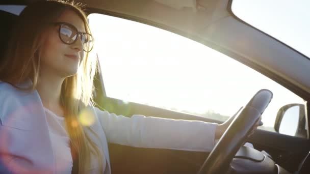 Vrouw die auto rijden om te werken op zonnige dag — Stockvideo