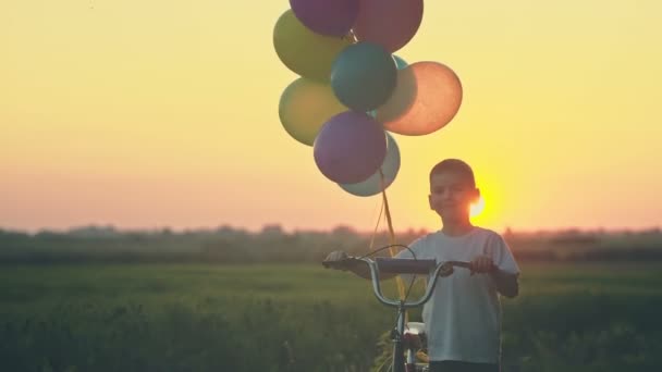 Ein lächelnder jugendlicher Radfahrer in entspannter Pose. Roher Vidoe-Rekord. — Stockvideo