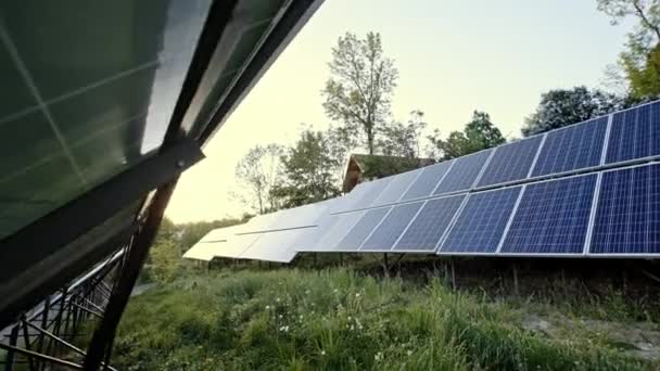 Två ingenjörer genomför utomhus inspektion av solceller paneler — Stockvideo