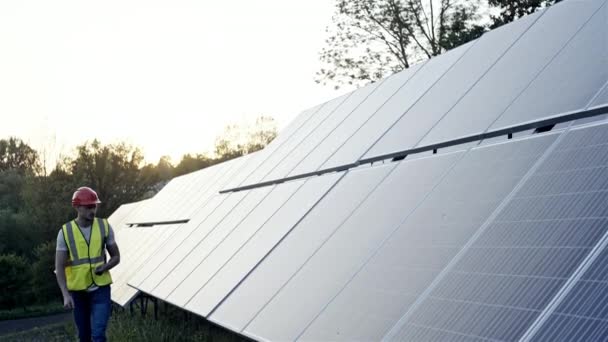 Ingeniero o electricista trabajando en el reemplazo del panel solar en la planta de energía solar, trabajando en la reparación del panel solar para intercambiar el panel . — Vídeos de Stock