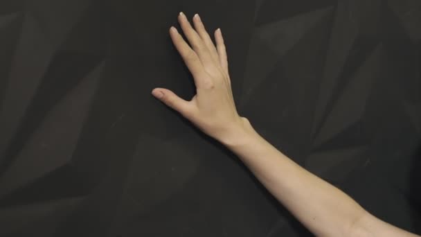 Frauenhand an der Wand — Stockvideo
