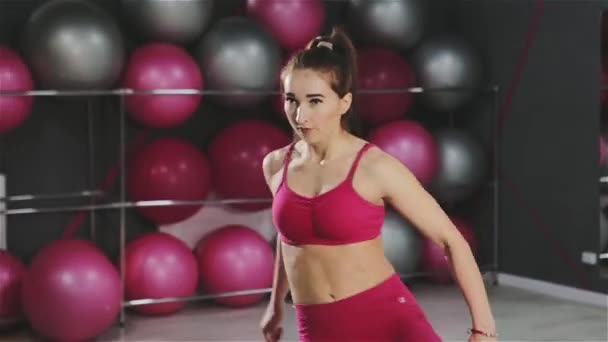 Mädchen praktiziert Tae-Bo-Übungen, tritt mit den Beinen nach vorne. — Stockvideo