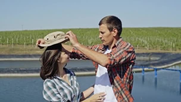 Mladý muž uvedení klobouk na hlavu jeho přítelkyně — Stock video