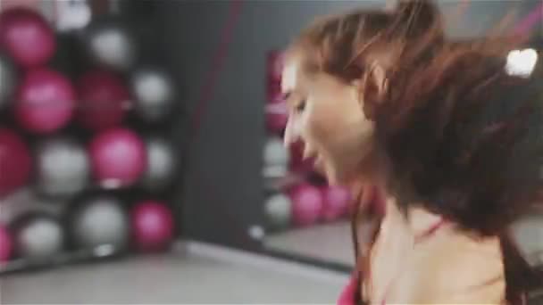 Побічний вигляд красивої жінки стрибає високо під час важкої підготовки — стокове відео
