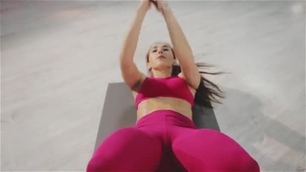 Mulher faz um treino de abdominais — Vídeo de Stock