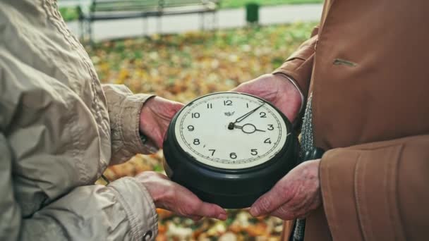 Zeit für Senioren-Paar wird knapp — Stockvideo