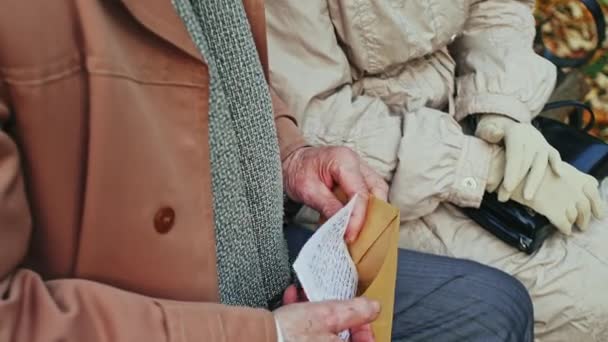 Пожилые элегантные мужчина и женщина читают письмо — стоковое видео
