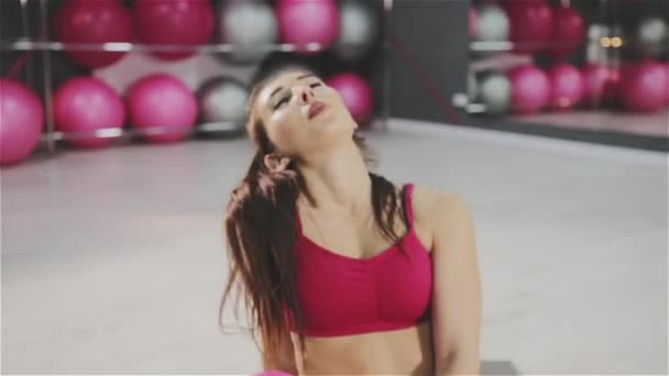 Фитнес-женщина в спортзале отдыхает — стоковое видео