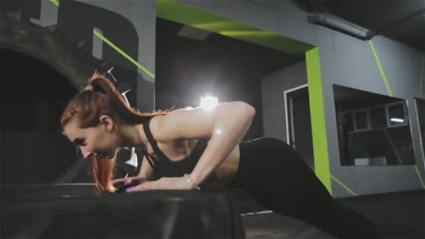 Una ragazza fitness fa una panchina sdraiata in palestra — Video Stock