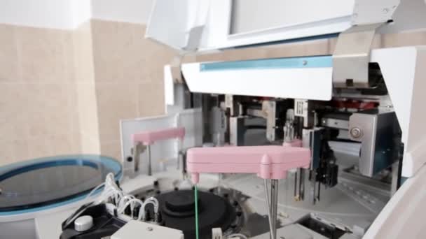 遠心血液と尿検査のための近代的な robotical マシン。病院の実験室、自動生化学分析装置. — ストック動画