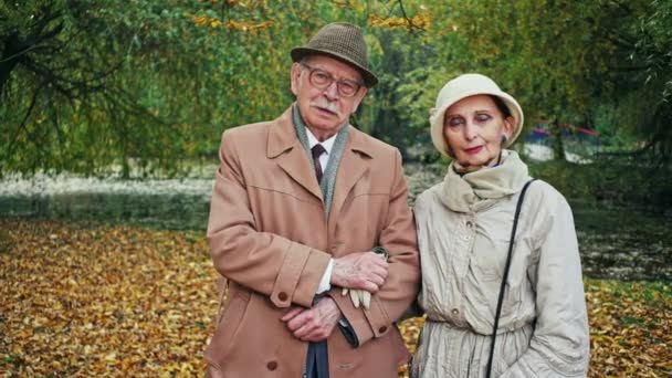 Couple âgé debout dans le parc — Video