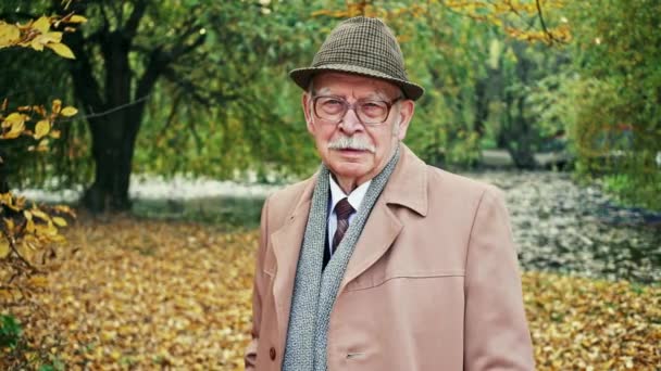 Starší muž v podzimním parku — Stock video