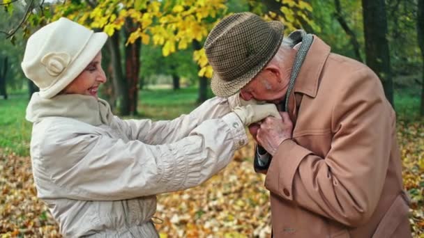 Пожилой мужчина целует руки жены — стоковое видео